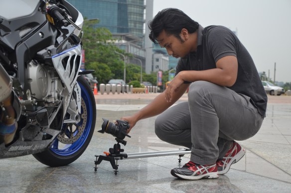 our camera operator (Izu) trying to get the best shot for the review film