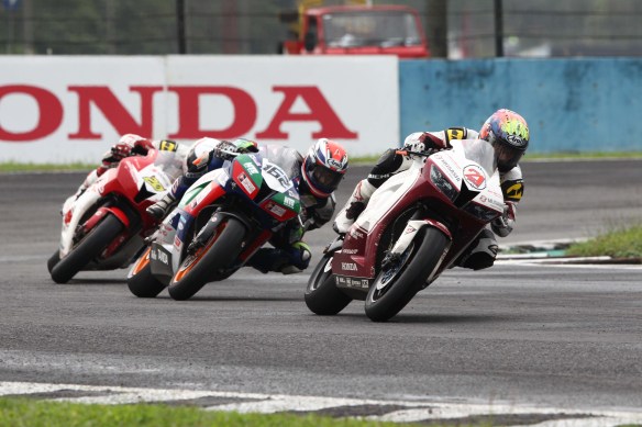 Zaqhwan Zaidi 21 leading the SuperSports 600cc race in Indonesia ahead of M Fadli and Dimas Ekky