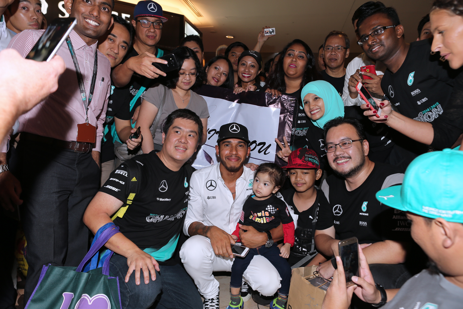 1506069170_Lewis Hamilton meet the fans during the 2016 PETRONAS Malaysia Grand Prix Showcase