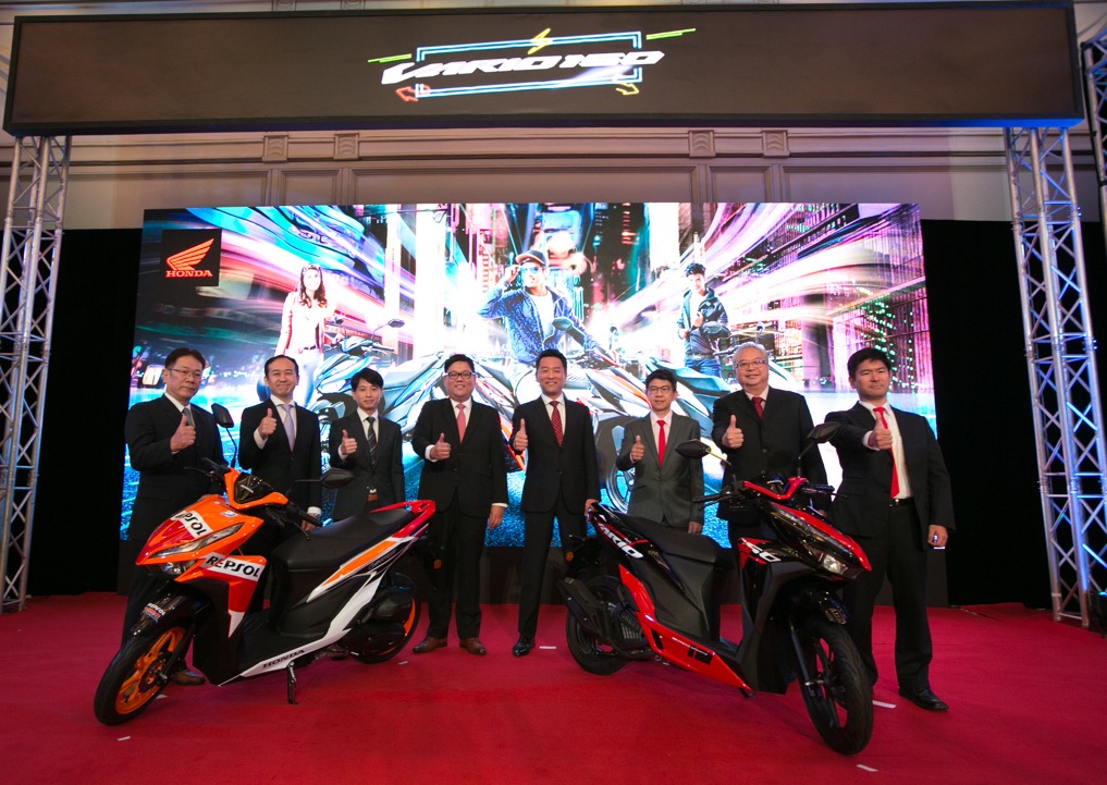 02 Boon Siew Honda senior management and Vario 150 Large Project Leader Mr Ryoji Imai (L3) with the new Vario 150